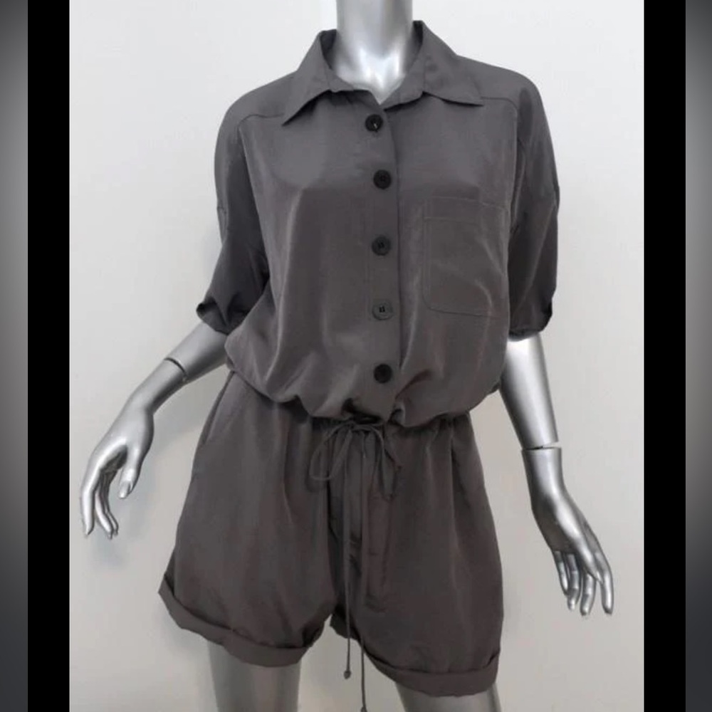 Elizabeth and James | Gray Crepe Button Front Short Sleeve Romper Size Small